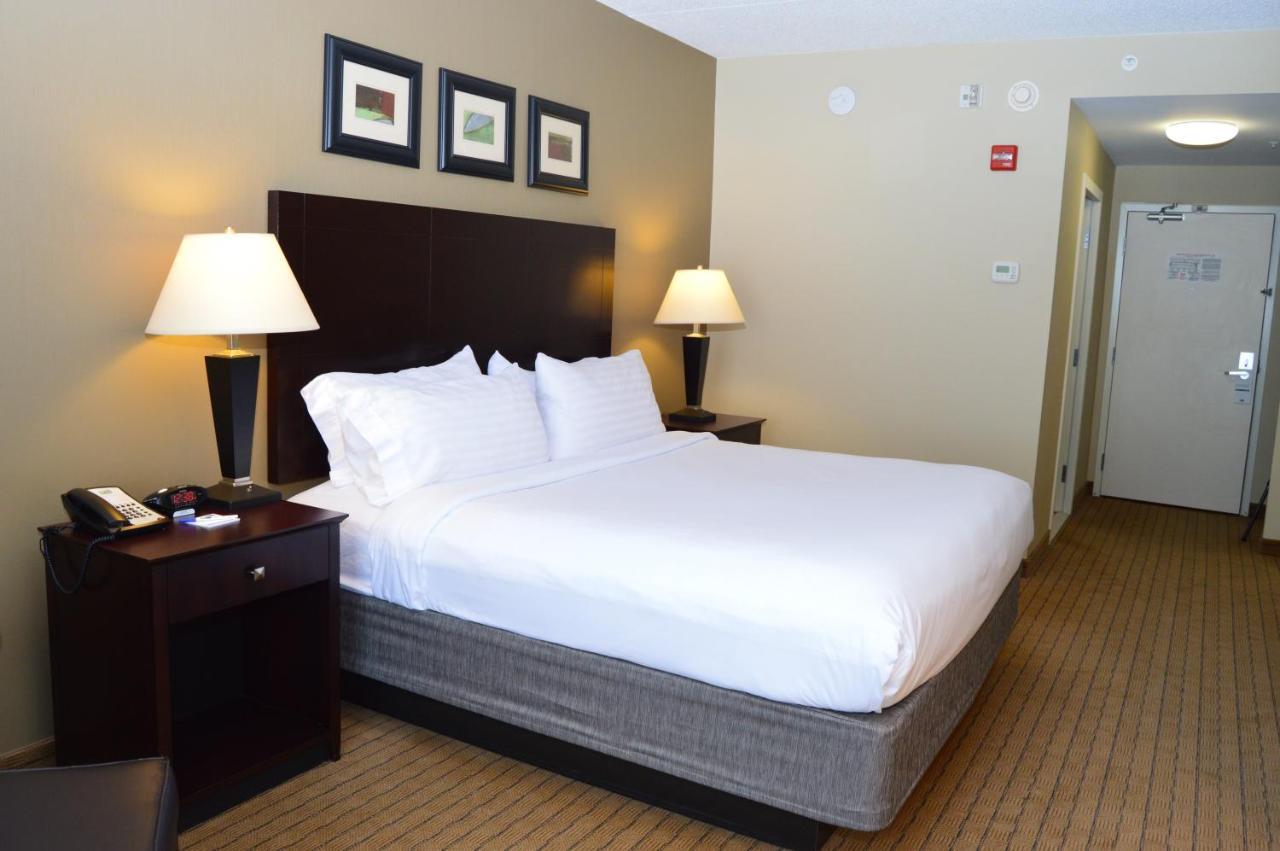 Holiday Inn Express & Suites Malone By Ihg Habitación foto