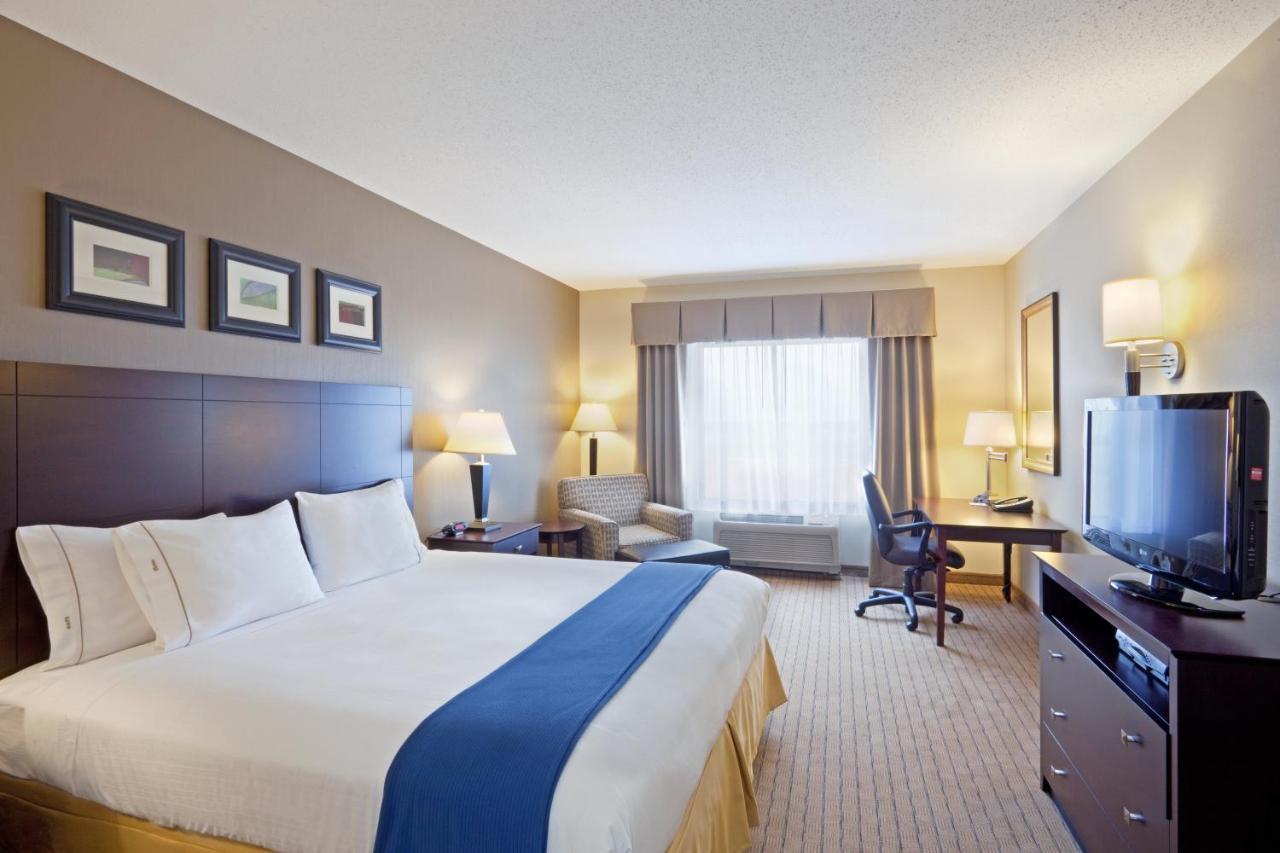 Holiday Inn Express & Suites Malone By Ihg Habitación foto